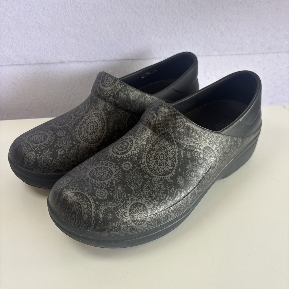 Crocs Neria Pro II Graphic Clogs Womens Size 11 Black Paisley Work Shoes Mandala